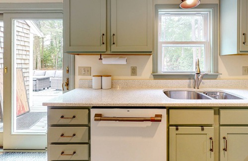 Weweantic House | Upscale getaway near beach - fast WiFi, central AC - huge dog-friendly yard
