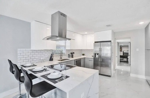Hollywood Lakes House | Upscale Retreat|Pool|Game| Beach 15min walk