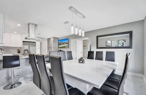 Hollywood Lakes House | Upscale Retreat|Pool|Game| Beach 15min walk