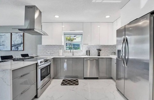 Hollywood Lakes House | Upscale Retreat|Pool|Game| Beach 15min walk