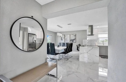 Hollywood Lakes House | Upscale Retreat|Pool|Game| Beach 15min walk