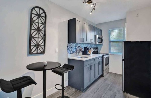 Poinciana Park Apartment | Urban Escape 1BR Near Las Olas