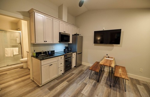 Cuyahoga Falls Cabin | Valley Overlook - Cozy 2BR Cabin near Blossom Music Center - Peninsula, Ohio