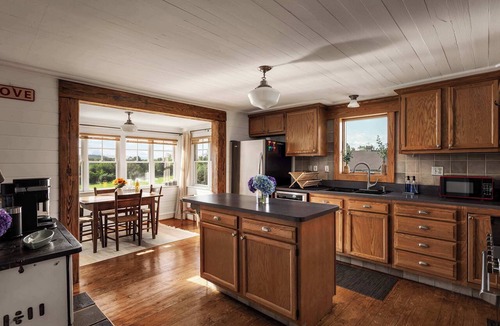 Haywood House | Valley View Farmhouse · Hot Tub, Fenced Pasture