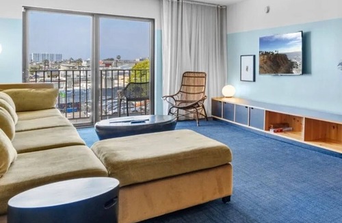 Venice Hotel | Venice Beach 2BR Apartment | City Skyline Views | Balcony | Rooftop Bar