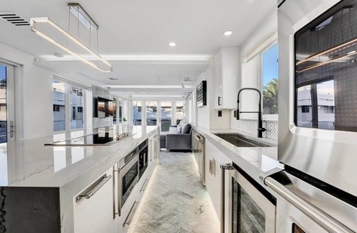 South Beach House | Versace Mansion Neighbor (Floor 1,2,3) Sleeps 21