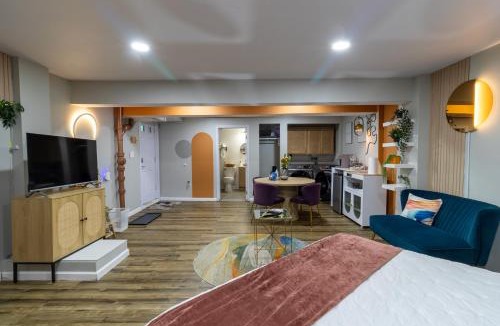 Washington House | VIBES! Free Parking, Piano, King Bed