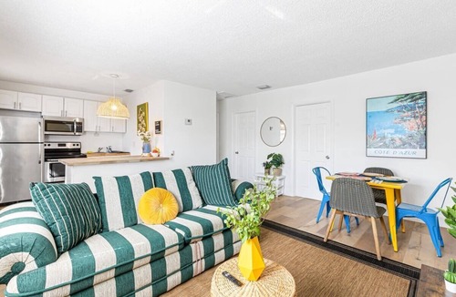 Sailboat Bend Condo | Vibrant 2BR Getaway - Côte d’Azur Near Riverwalk
