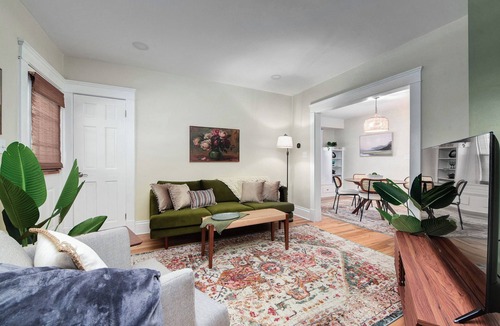 Cleveland Apartment | Vibrant 2BR Larchmere Classic Apt ~ Near Cleveland Clinic & Case Western