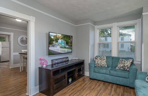 Hampton House | Vibrant, Historical Escape in Phoebus!