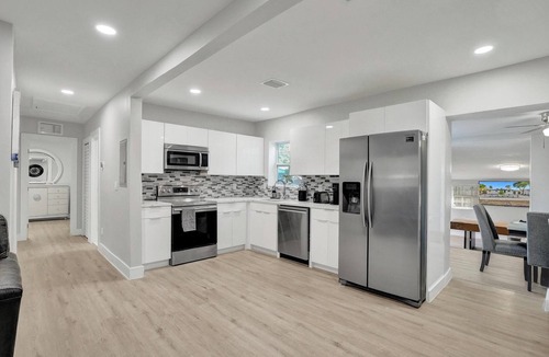 North Miami Beach House | Vibrant Miami Escape 3-bedroom house WiFi and Free Parking