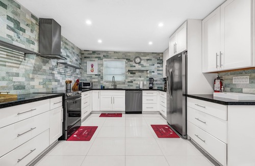 Hollywood Lakes Villa | Villa 4/3 + Den for 8 people, heated pool, 5 min to the beach and casino.