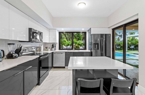 Golden Glades Villa | Villa Altaire | Pool | Mini Golf | Beach Fire Pit
