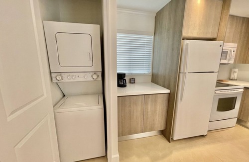 West Little Havana Cottage | Villa Capri Cozy 2 Bedroom Cottage in the heart of Miami