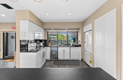 Hollywood Hills House | Villa Coral · Pool Oasis · Near Guitar Hotel