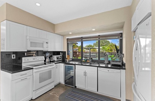 Hollywood Hills House | Villa Coral · Pool Oasis · Near Guitar Hotel