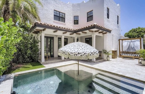 Flamingo Parks House | Villa del Flamingo - Modern Living & Poolside Escape in Flamingo Park