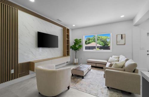 Flagami Villa | Villa Gabriel Modern, Family Home Just 15 minutes downtown Miami