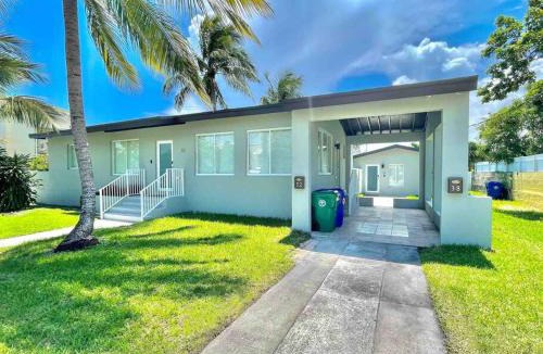 West Little Havana House | Villa Gia Large Home Near Brickell Miami Beach