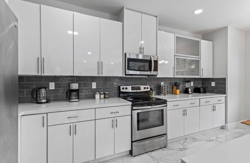 Golden Glades House | Villa Moonlight | Pool Jacuzzi BBQ Pickleball