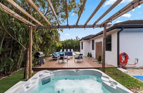 Golden Glades House | Villa Moonlight | Pool Jacuzzi BBQ Pickleball