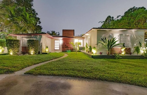 Golden Glades House | Villa Oahu Basketball Fire Pit Mini Golf