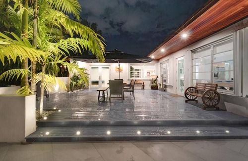 Golden Glades House | Villa Oahu Basketball Fire Pit Mini Golf