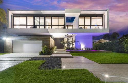 Hallandale Beach House | Villa Okasa Modern Marvel with Pool Jacuzzi Pool Table BBQ
