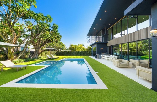 North Miami Beach House | Villa Onyx, a modern oasis.