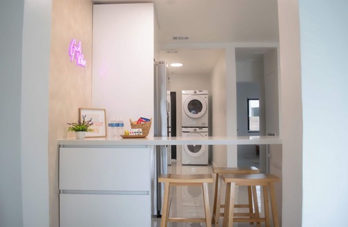 Coral Way House | Villa Roads 2/2 King Bed, Laundry Coral Gables, Brickell, Little Havana, Airport