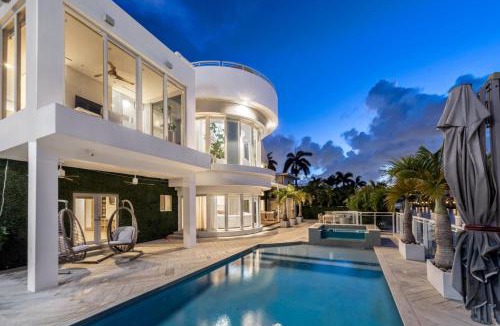 Coral Ridge Villa | Villa Seminole Luxurious Waterfront Retreat with Pool Gym Hot Tub