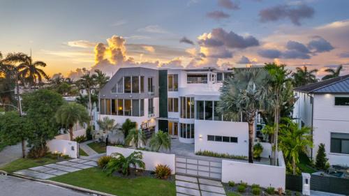 Coral Ridge Villa | Villa Seminole Luxurious Waterfront Retreat with Pool Gym Hot Tub