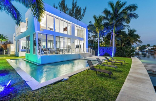 North Bay Village Villa | Villa Shore! Luxurious 5-bedroom waterfront villa with in fabulous Miami Beach