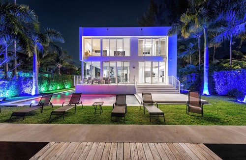 North Bay Village Villa | Villa Shore! Luxurious 5-bedroom waterfront villa with in fabulous Miami Beach