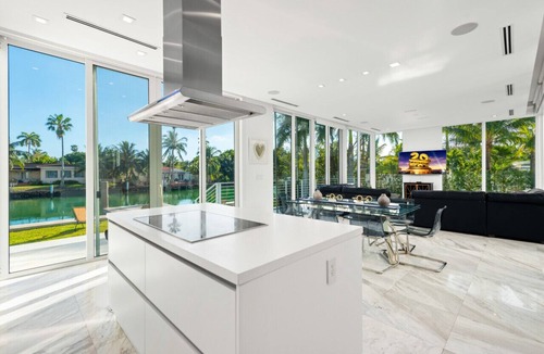North Bay Village Villa | Villa Shore - Stunning Modern Villa on the Shores of Biscayne Bay