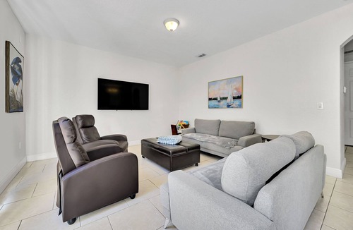 Miami Lakes House | Villa tropical Miami, stay in this 4-bed ,3 bathsnWiFi /fitness room and hot tub