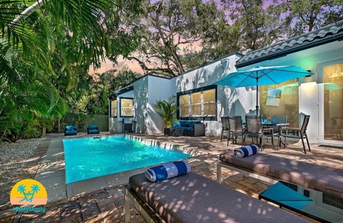Northeast Coconut Grove House | Villa Tropicale Stunning 4 Bedroom 4 Bath Home with Pool and BBQ