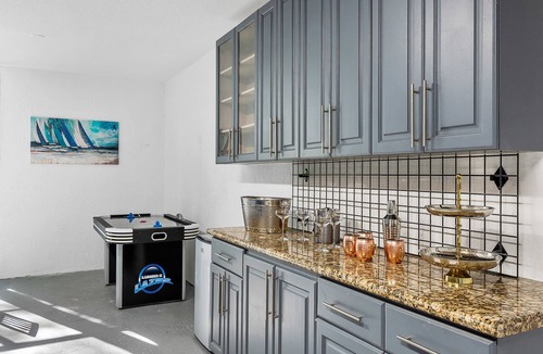 Parkland House | Villa w/pool, games & BBQ