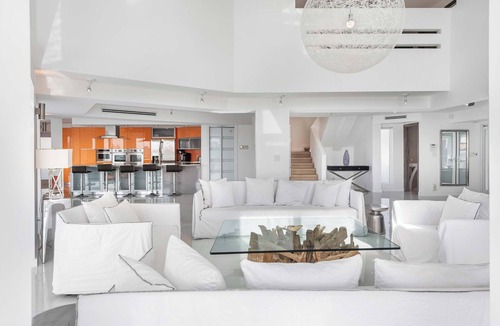North Bay Village House | Villa Wynn – Contemporary Miami Waterfront Villa