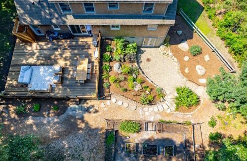 Tisbury House | Vineyard Haven Family Beach Fire Pit & Garden View
