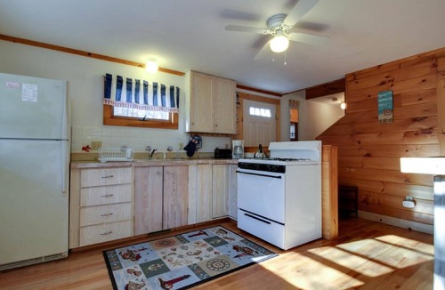 Tisbury House | Vineyard Haven Guest House - Sleeps 4, A/C, Walk to Town