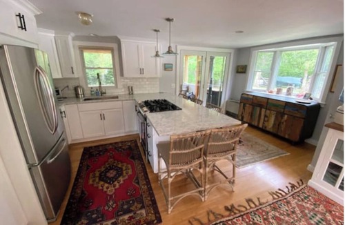 Lagoon Heights House | * Vineyard Vacation Retreat * with HOT TUB