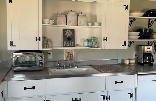 Wareham House | Vintage Cape Escape- Water Views-Steps to Private Beach-5-bedroom charmer l