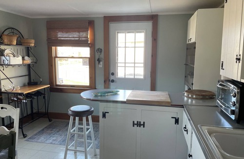 Wareham House | Vintage Cape Escape- Water Views-Steps to Private Beach-5-bedroom charmer l