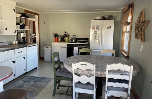 Wareham House | Vintage Cape Escape- Water Views-Steps to Private Beach-5-bedroom charmer l