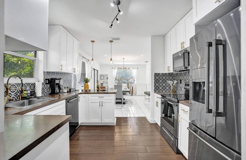 Edgewood House | VIP Concierge Pool, BBQ, Bikes Airport 5 mins