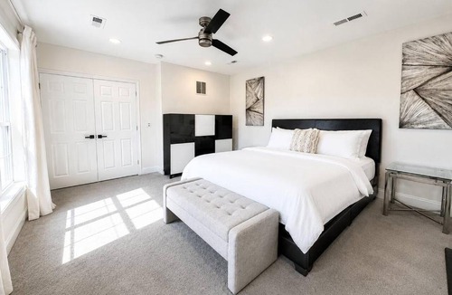 Seat Pleasant House | VIP DC Retreat 5BR Sleeps 16 Free Parking For 6 Cars