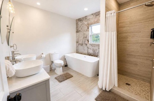 Seat Pleasant House | VIP DC Retreat 5BR Sleeps 16 Free Parking For 6 Cars
