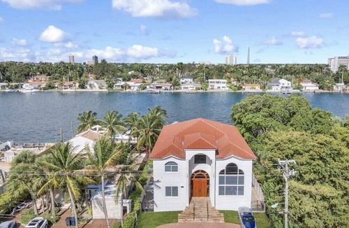 North Bay Village House | VIP Luxury 5 BR OceanFront Villa | Heated Pool & Dock | Free Parking & WiFi