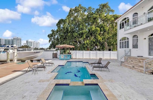 North Bay Village House | VIP Luxury 5 BR OceanFront Villa | Heated Pool & Dock | Free Parking & WiFi